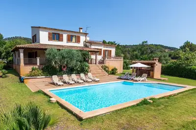 Hostalet. Spaciousness and nature near the golf course