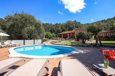 Image de Porqueres. Charming villa with fantastic views