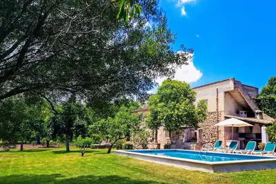 Image de Punxa. Lovely stone-clad villa with large gardens surrounded by fruits and mountains