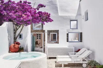 Charmante villa de 2 chambres avec bain à remous, joyau de l'architecture de Santorin
