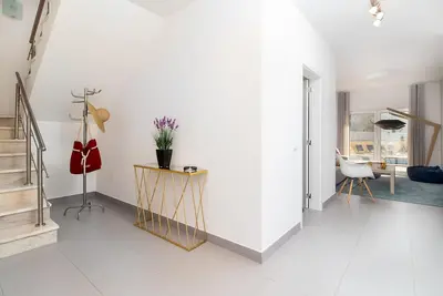 Image de magnifique villa luxueuse de 4 chambres, 4 salles de bain, à 200 mètres de la plage avec piscine privée