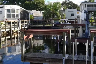 Image de Remorque entière de 2 chambres sur le quai de bateau privé de l'île de Chokoloskee et Wifi