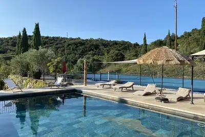 Image de Villa de standing avec grande piscine privée climatisée et terrain de tennis