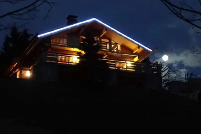 Image de Chalet spacieux, skis aux pieds avec sauna, jacuzzi et salle de sport, proche centre et pistes