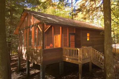 Image de Spa et cabine de 2 chambres dans les bois près de Fayetteville et New River Wv