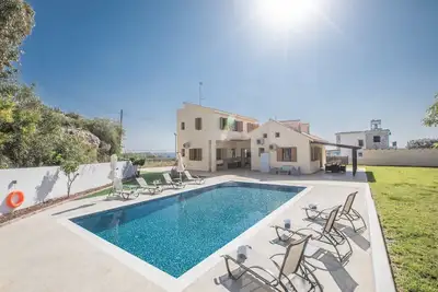 Image de Villa Luna, superbe villa 6bdr avec piscine privée, à la périphérie de Protaras