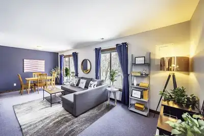 Image de Isolé, beau 4br! Old West Side Aa