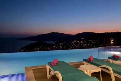 Image de Villa de 4 chambres avec salle de bain et vue imprenable sur la mer