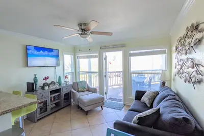 Image de Magnifique condo 2/2 directement sur la plage!