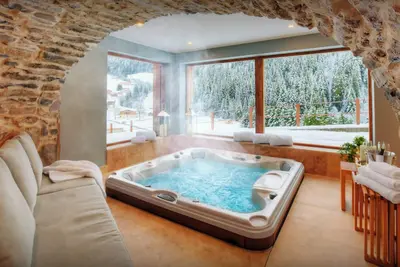 Image de Chalet Goville - base ski familial pour 15, jacuzzi et sauna - Ovo Network
