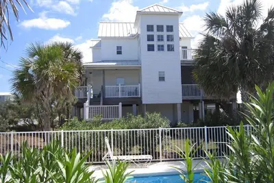 Image de Vues du golfe, maison personnalisée de 2600 pieds carrés, à 30 pas de la plage, piscine, véranda filtrée