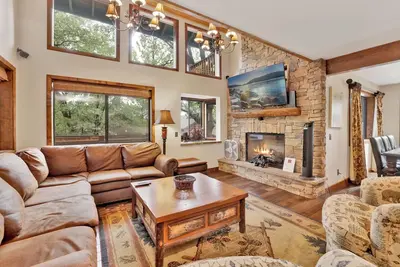 Image de Luxury Lodge Amazing 6 Br Downtown Village Retreat