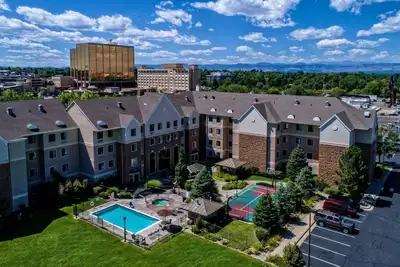 Image de Suite Queen Cherry Creek | Piscine extérieure, bain à remous partagé + accès à la salle de sport