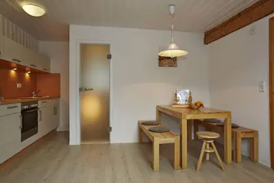 Image de Appartement colombe de la paix avec deux chambres et mobilier en bois véritable