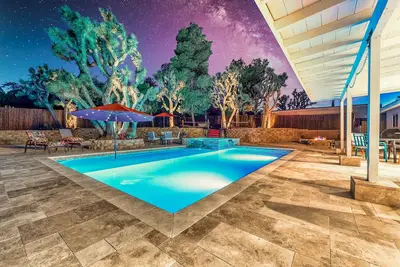 Image de 25% Off 7-Night Stay 1/2 Acre Epic Pool and Spa  2 King Beds  Bunk with 2 Queens