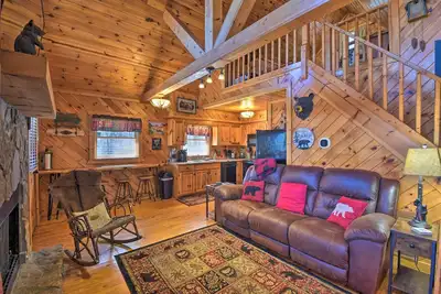 Image de Nouveau! Cabine rustique avec bain Ă remous, 0. 3 Mi. Ă Main St!