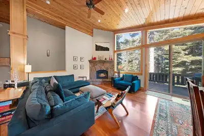 Image de Nouveau Skislope - Tahoe Donner 4 Br avec cinéma maison - 3200 pieds carrés