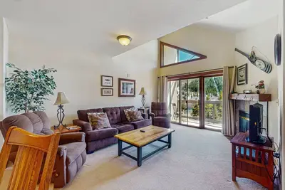 Image de Condo de montagne chic avec vue sur le domaine skiable, piscine intérieure et bain à remous, navette pour les ascenseurs