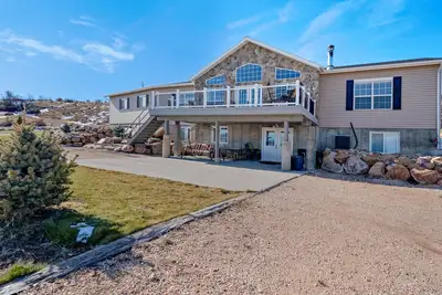 Image de Belle maison multifamiliale, adaptée aux chiens, avec une vue imprenable et une aire de jeux complète