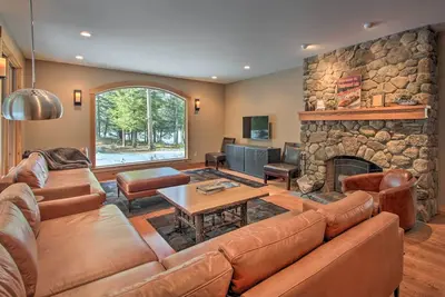 Image de Nouveau! Tranquille Lakefront Hideaway w \/ Beach & Dock
