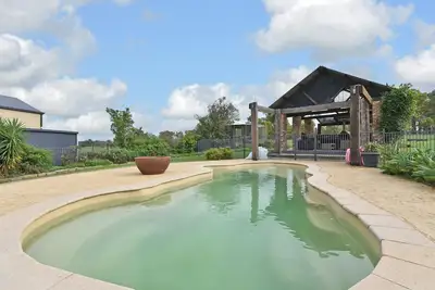 Image de Kelman Cottage - niché avec piscine + Roos élevés à la main + animaux