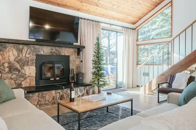Image de Maison de ville rénovée au centre avec décor alpin et bain à remous commun