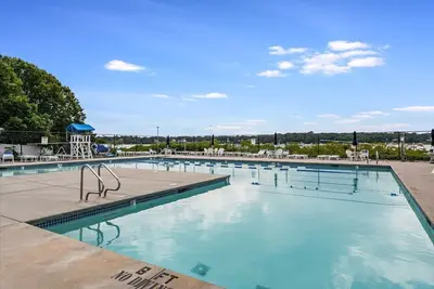 Image de Cap entièrement rénové de 4 chambres, accessible à pied jusqu'à la piscine et la plage privées!
