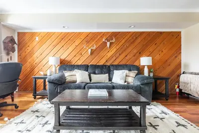 Image de Mountain Rustic Cabin dans les bois! Vous allez adorer ce condo confortable Ă Mammoth!