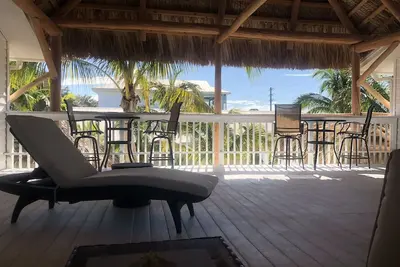 Image de Nouveau sur le marché! Passerelle vers Palm Island. Sentiment des Caraïbes Tiki Hut