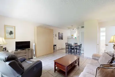 Image de Un pâté de maisons de Pompano Beach - condo avec piscine chauffée partagée et terrasse!