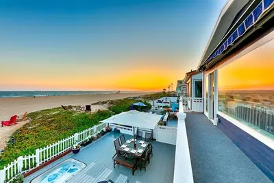 Image de August 10% Off - Waterfront Beach Home w/ Amazing Views, Jacuzzi + Deck