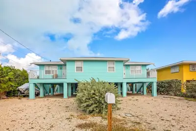 Image de Nouvelle Liste! Duplex face au canal avec piscine!