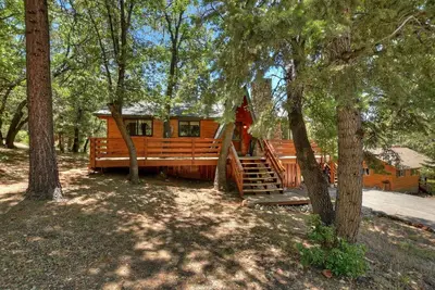 Image de Traversée de pain d'épice: cadre suprême de cette cabine à un étage de Woodsy! Spa!