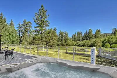 Image de Meadow's Edge: Eagle Point Cabin Backing to 7 Acres of Preserve! Spa! Marchez jusqu'au lac et navettes!