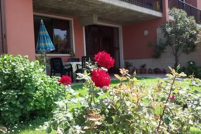 Image de Appartement Morena avec jardin et terrasse donnant sur le lac, idéal pour la détente et le sport