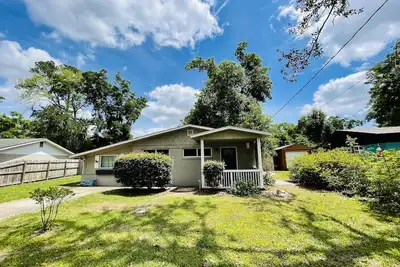 Image de Warm and Bright Pet Friendly Home with Full Privacy Fenced Backyard!
