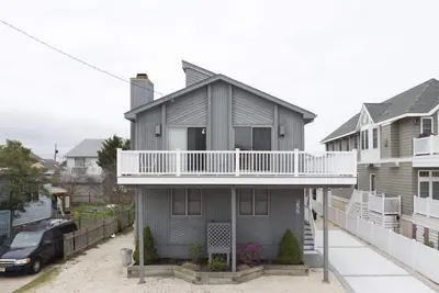 Image de 2 pâtés de maisons de la plage, à quelques pas des commerces, restaurants et divertissements du centre-ville, 1/2 pâté de maisons de la jetée de pêche municipale qui est bien entretenue et éclairée pour la pêche de nuit. Grande terrasse, nettoyage incl.