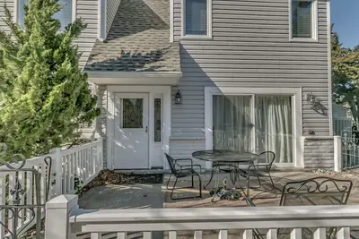 Image de À seulement 2 1/2 pâtés de maisons de la plage et une promenade facile en ville. Profitez du patio extérieur pour dîner, griller et prendre le soleil.