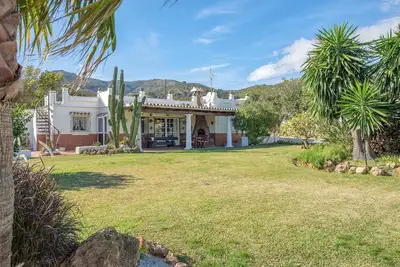 Image de 2 maisons dans le grand jardin, 4 chambres, 2 cuisines privées, piscine chauffée