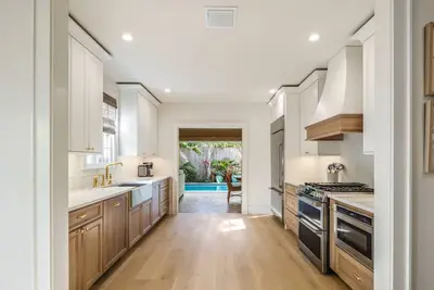 Image de ~Ashe House~ Renovated and relaxing with pool, porches, and privacy!