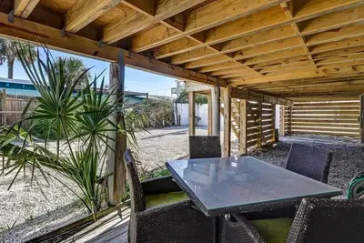 Image de Maison très mignonne; grande terrasse avec vue sur l'océan; cour arrière clôturée; étapes de la plage
