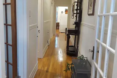 Image de Charmant appartement situé dans le quartier calme, sûr et convivial.