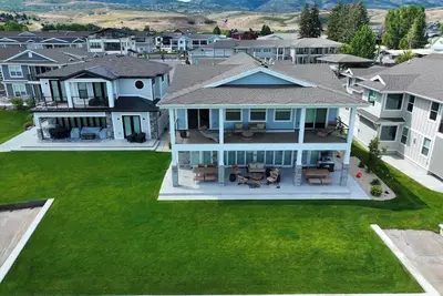 Image de Belle maison au bord du lac avec 7 chambres et 7 salles de bains