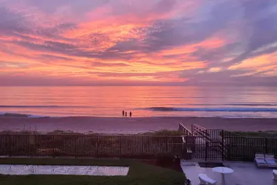 Image de Nouvelle liste de luxe en bord de mer. Sortez de votre balcon jusqu'Ă la plage et la piscine!