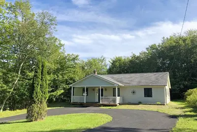 Image de Golden Cove Cottage: Propriété de village mise à jour près de l'Acadie et de Long Pond