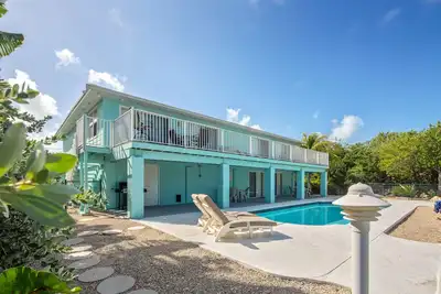 Image de Nouvelle Liste! Maison face au canal avec piscine chauffée.