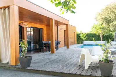 Image de Villa en bois moderne avec piscine chauffée et terrain de pétanque