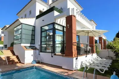 Image de Villa près de la plage avec piscine d'eau salée chauffée