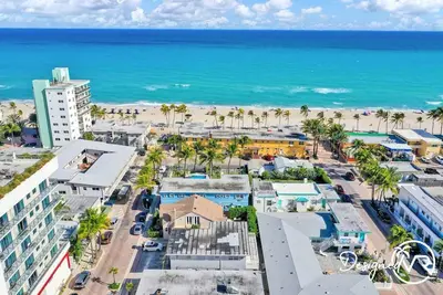 Image de Newly Renovated Apt #2  w/ Parking Close to Beach