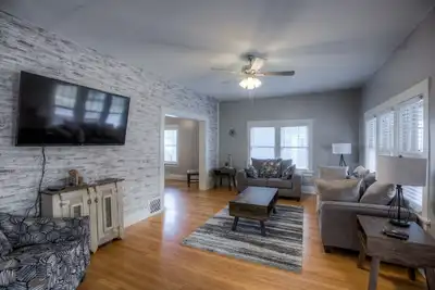 Image de Big Midtown Home! Salle de sport, lits superposés!